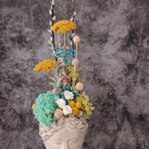 Busto decorativo con flores secas y preservadas