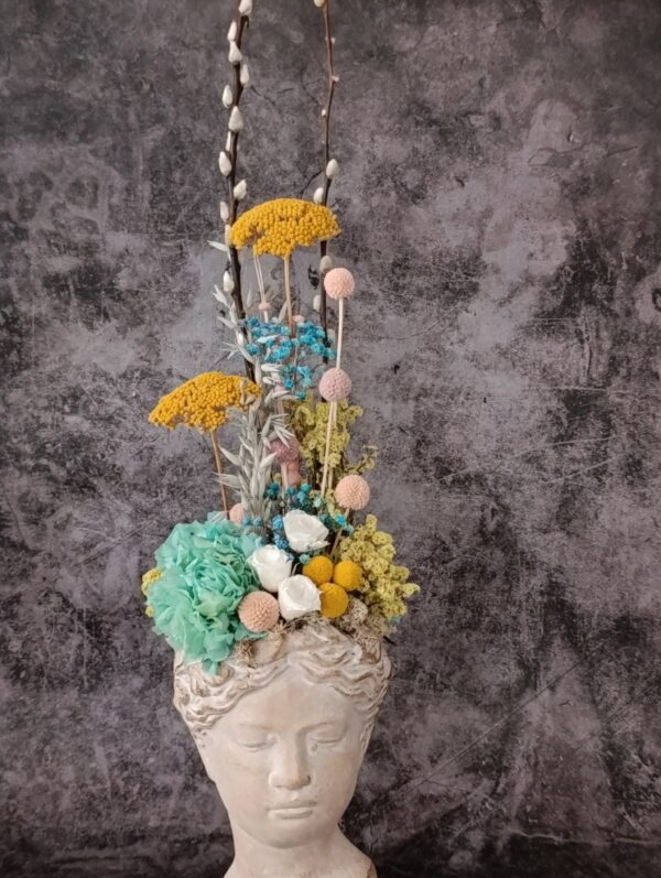 Busto decorativo con flores secas y preservadas